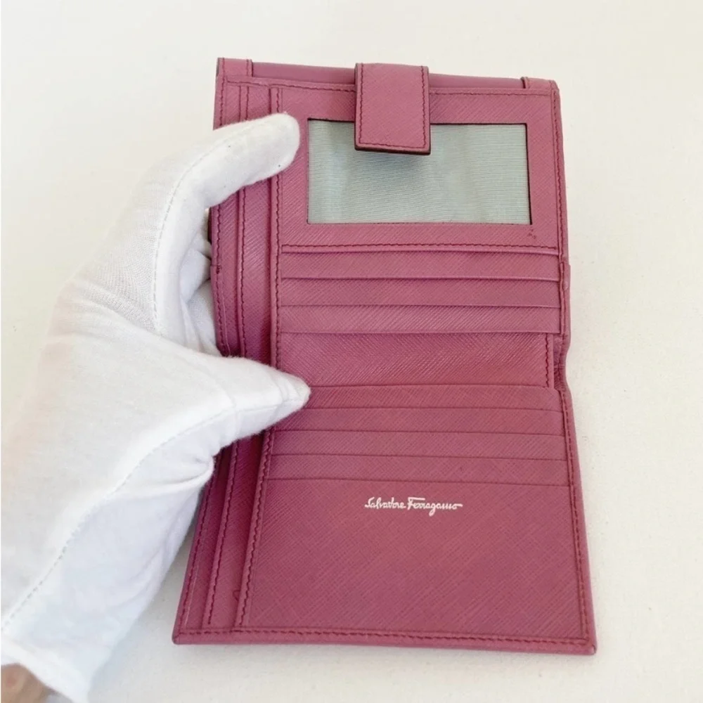 SALVATORE FERRAGAMO Vintage Gancini Compact Wallet Mauve with Chain